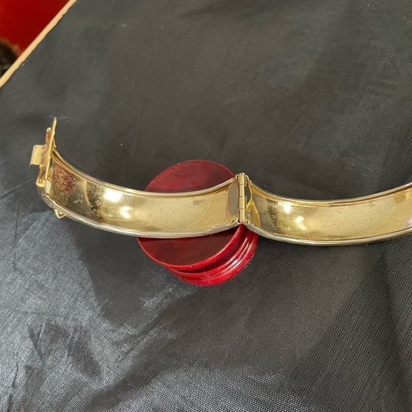 Vintage embossed shiny gold tone brass cuff bracelet with box tab clasp. - Picture 8 of 10